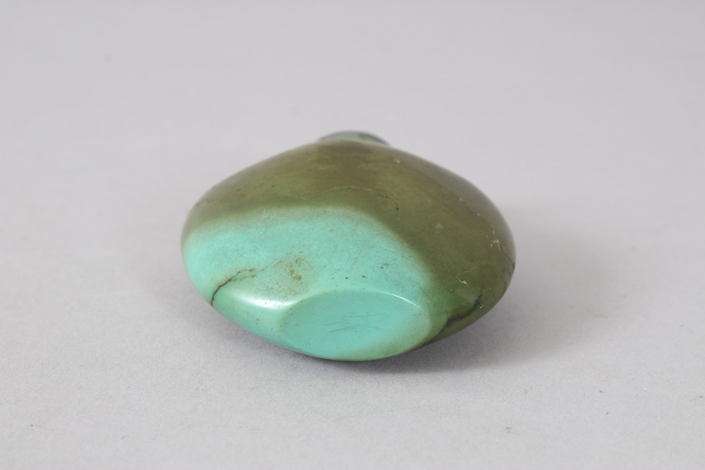 A GOOD 19TH / 20TH CENTURY CHINESE TURQUOISE STONE SNUFF BOTTLE, of ovoid shape, 5.5cm high x 4. - Image 3 of 3