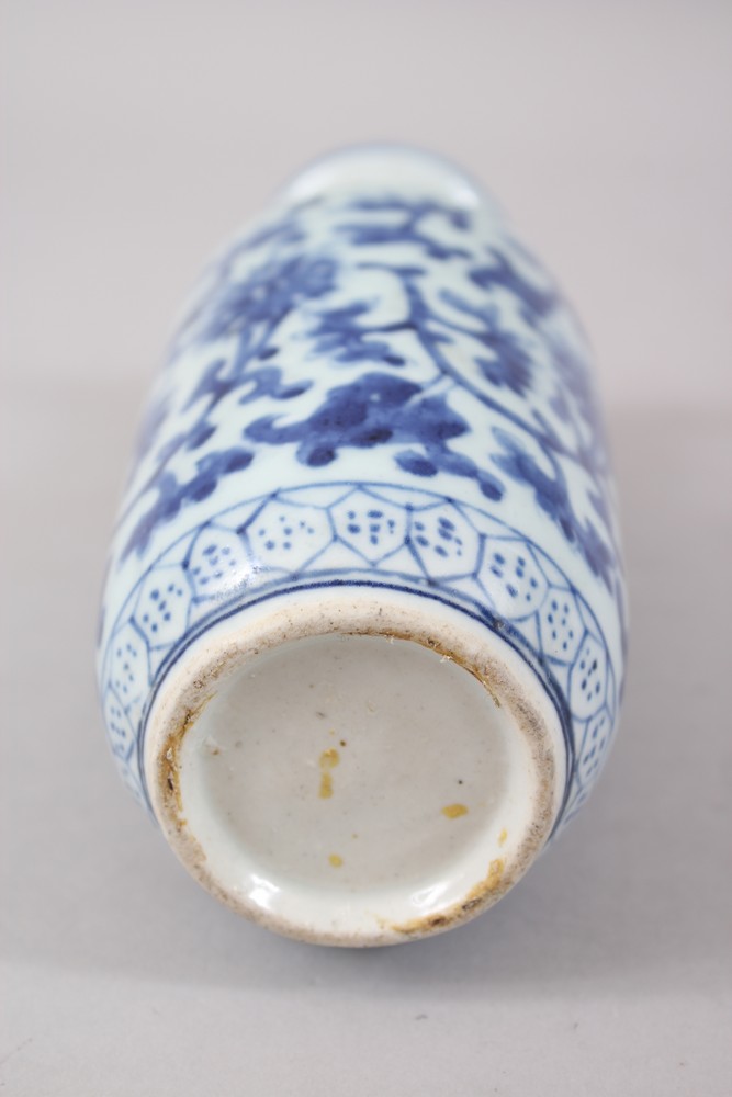 AN 18TH / 19TH CENTURY CHINESE BLUE & WHTE PORCELAIN ROULEAU VASE, the body decorated with scrolling - Image 5 of 5
