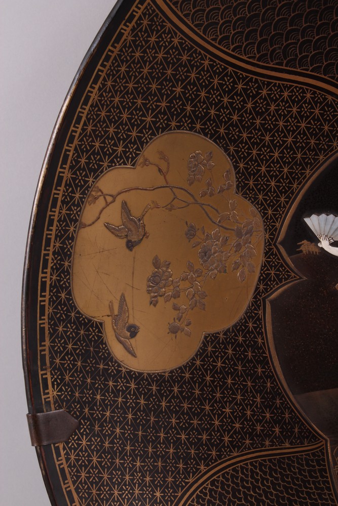 A LARGE JAPANESE MEIJI PERIOD LACQUER & SHIBAYAMA DISH, the dish finely decorated with scenes of two - Image 5 of 8