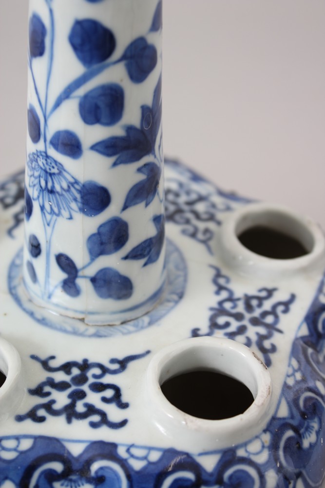 A PAIR OF 19TH CENTURY CHINESE BLUE & WHITE PORCELAIN TULIP HEAD BOTTLE VASES, both decorated with - Image 7 of 9