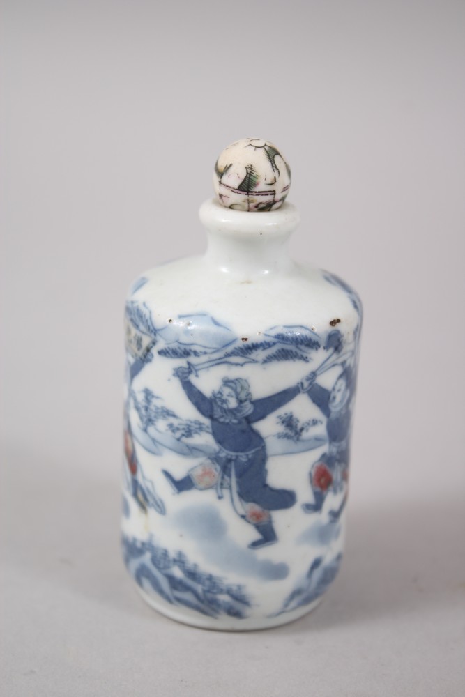 AN UNUSUAL 19TH CENTURY CHINESE BLUE & WHITE UNDERGLAZED RED PORCELAIN SNUFF BOTTLE, the - Image 4 of 5