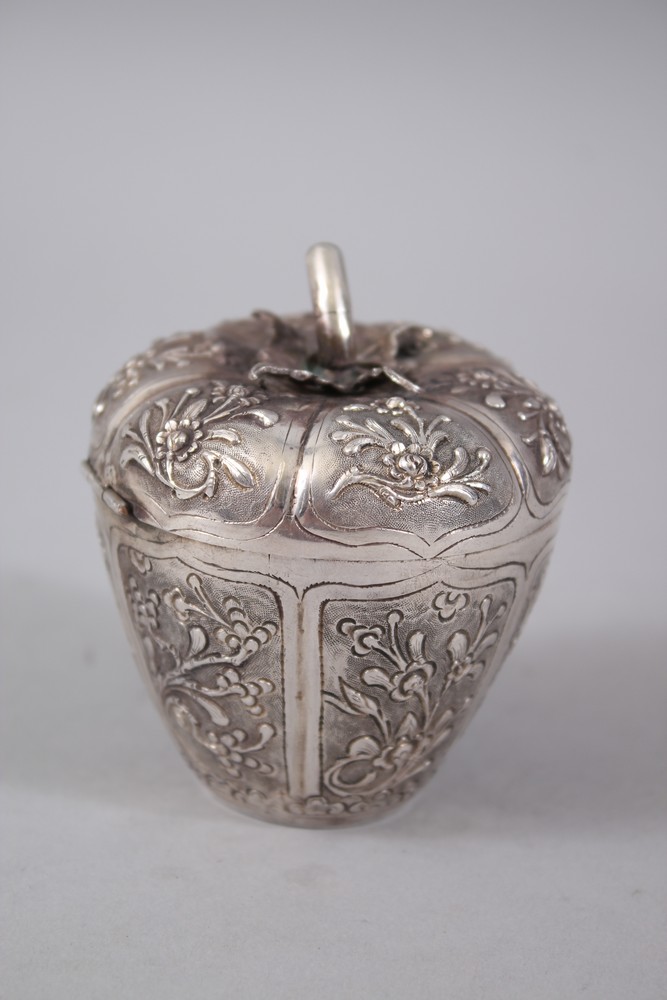 A GOOD 19TH / 20TH CENTURY CHINESE SILVER BOX & COVER / TEA CADDY IN THE FORM OF FRUIT, the box in - Image 2 of 5