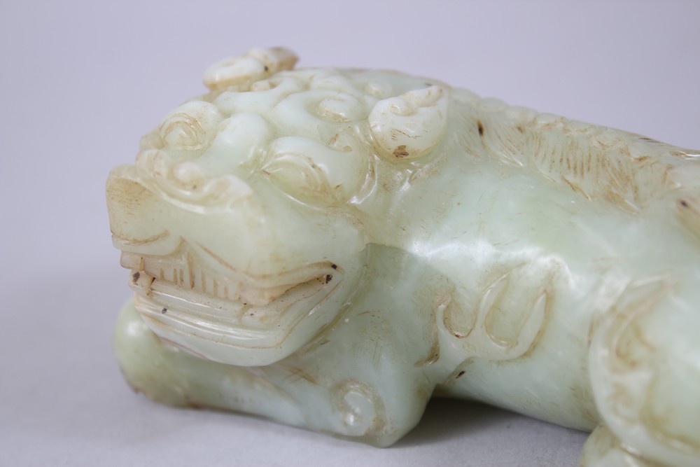 A GOOD 19TH / 20TH CENTURY CHINESE CARVED JADE LION DOG, the dog recumbent, 5.5cm high x 16cm wide. - Image 4 of 5