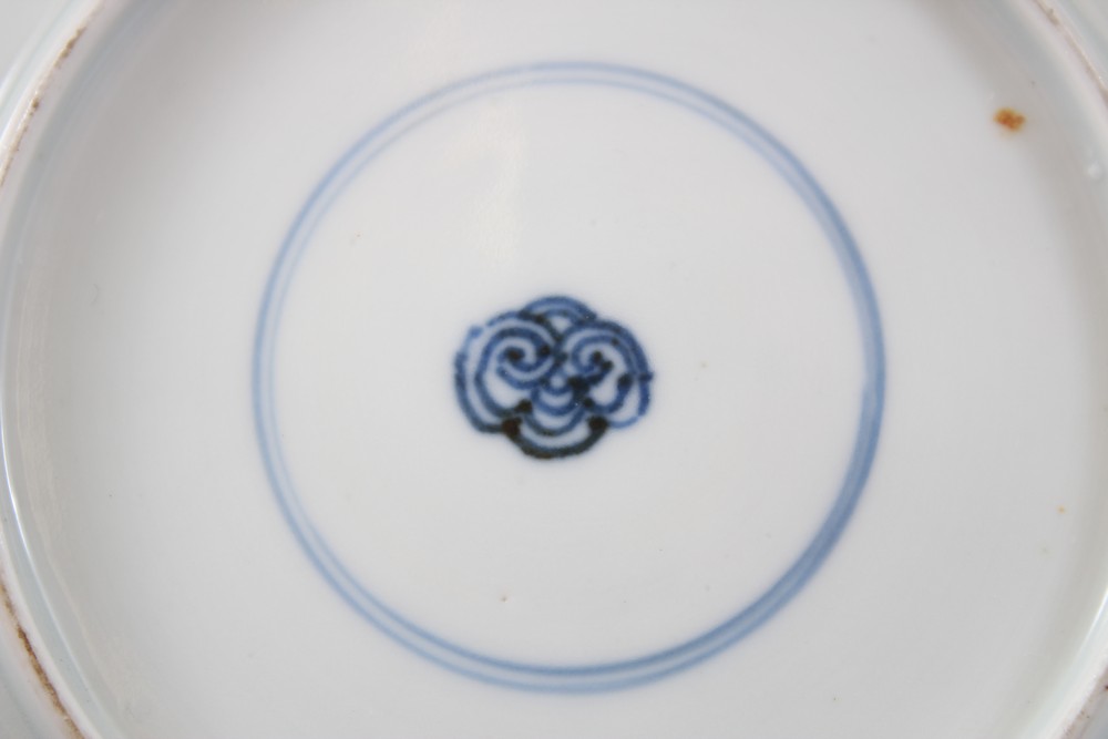 A CHINESE KANGXI BLUE & WHITE PORCELAIN WINE CUP & SAUCER, the interior of the cup decorated with - Image 5 of 6