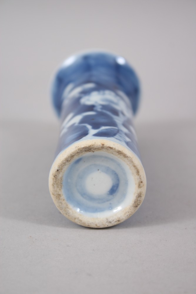 A SMALL 19TH CENTURY CHINESE BLUE & WHITE PRUNUS PORCELAIN SPILL VASE, 12CM HIGH. - Image 4 of 4