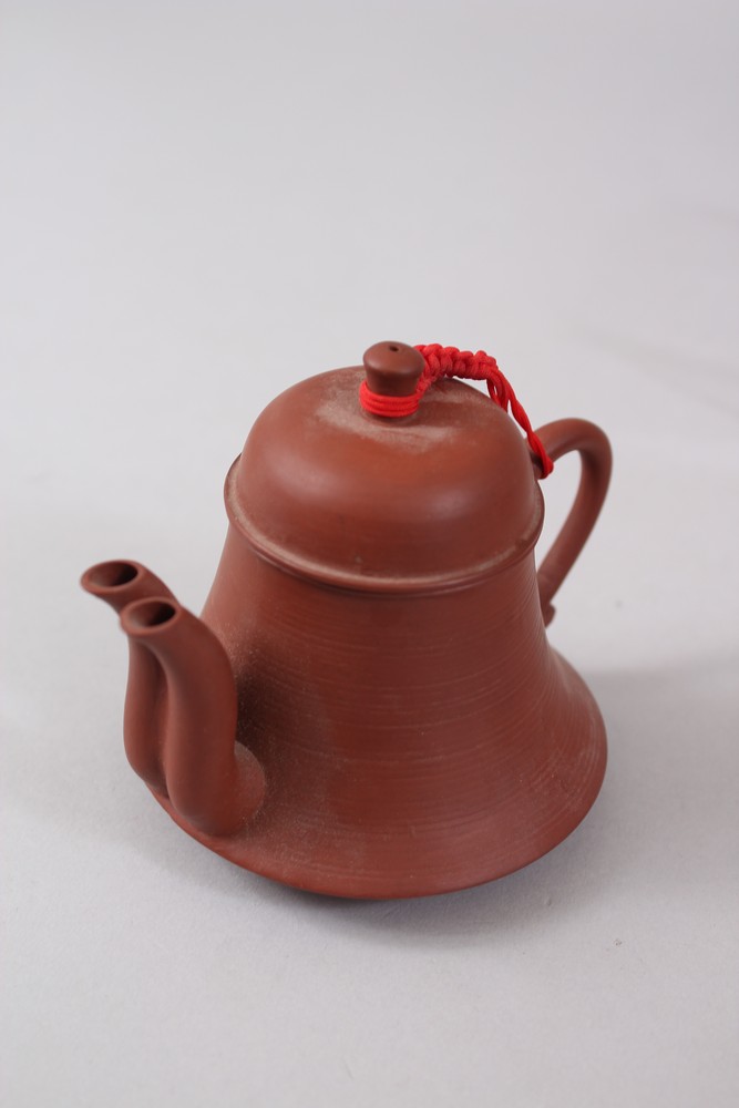A MIXED LOT OF FIVE 19TH / 20TH CENTURY CHINESE YIXING CLAY TEA POTS, consisting of five clay Yixing - Image 4 of 7