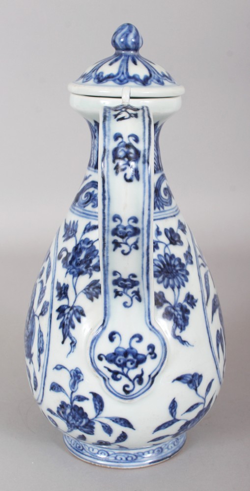 A GOOD QUALITY CHINESE MING STYLE BLUE & WHITE PORCELAIN EWER & COVER, decorated with two shaped - Image 4 of 9