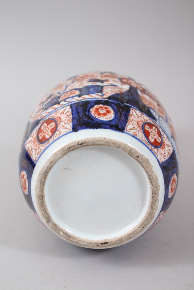 A JAPANESE MEIJI PERIOD FLUTED PORCELAIN IMARI BOTTLE VASE & COVER, then body of the vase with - Image 7 of 7