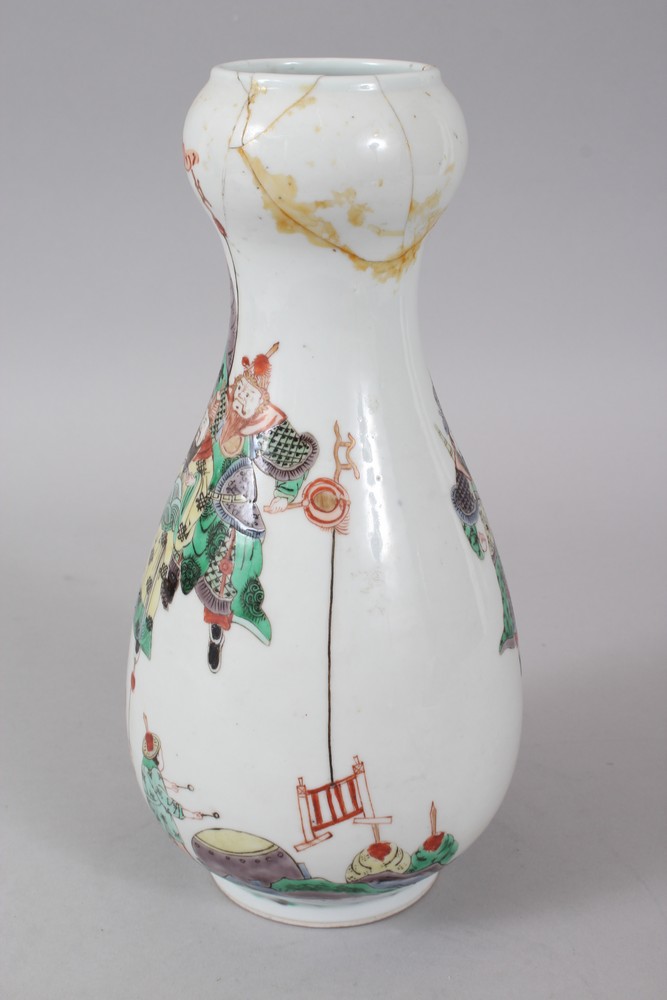 A GOOD 18TH-19TH KANGXI CENTURY CHINESE FAMILLE VERTE PORCELAIN VASE, painted with warriors, one - Image 3 of 7