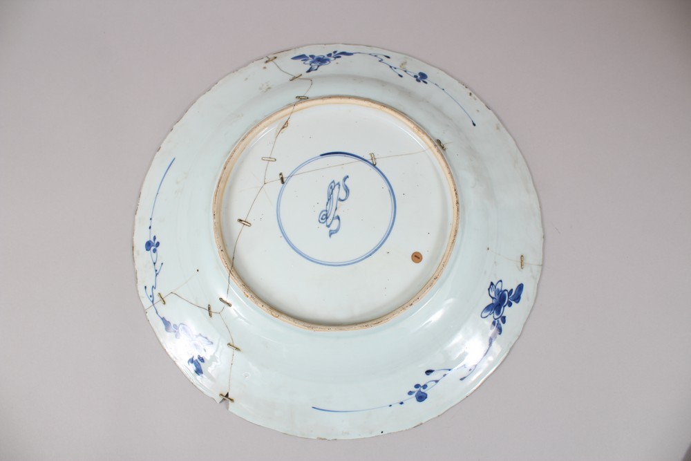 A CHINESE KANGXI BLUE & WHITE CHARGER, with floral decoration, 39cm diameter, (AF) - Image 3 of 4