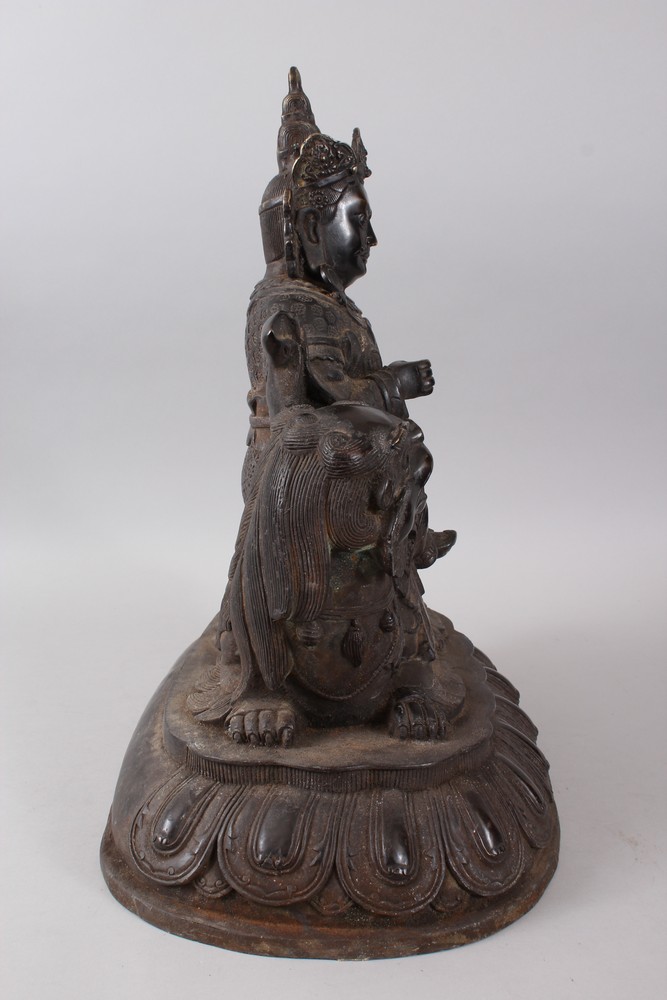 AN 18TH / 19TH CENTURY CHINESE BRONZE FIGURE OF AN OFFICIAL, the traditionally dressed official - Image 4 of 7