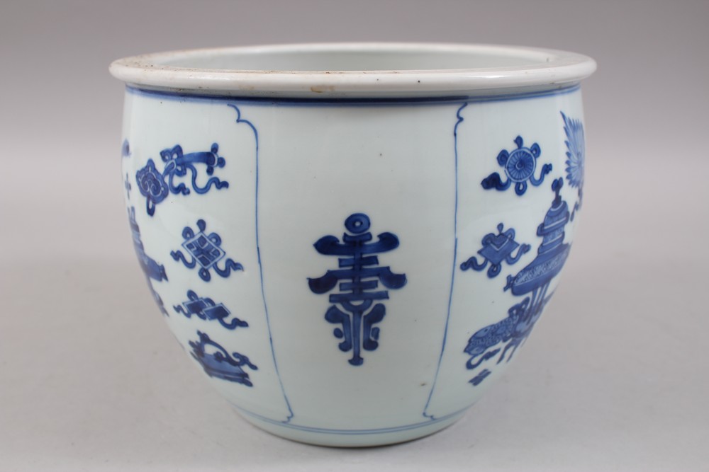 A GOOD 17th / 18TH CENTURY CHINESE KANGXI BLUE & WHITE PORCELAIN JARDINIERE, the body of the pot - Image 4 of 7