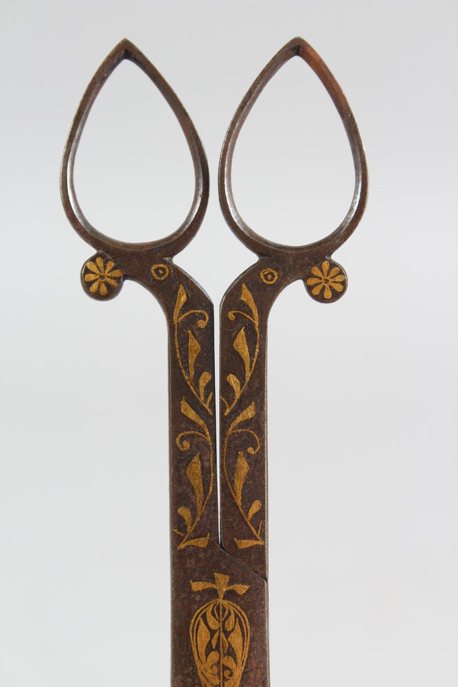 19TH CENTURY OTTOMAN TURKISH GOLD INLAID STEEL SCISSORS, 23cm long. - Bild 2 aus 4