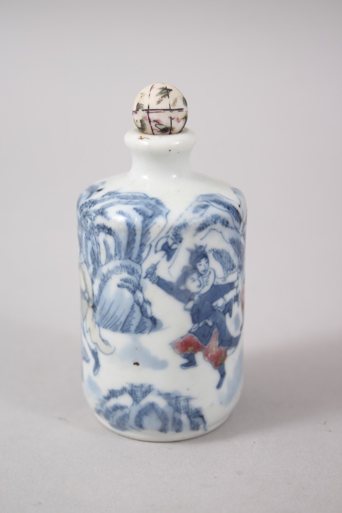 AN UNUSUAL 19TH CENTURY CHINESE BLUE & WHITE UNDERGLAZED RED PORCELAIN SNUFF BOTTLE, the - Image 2 of 5