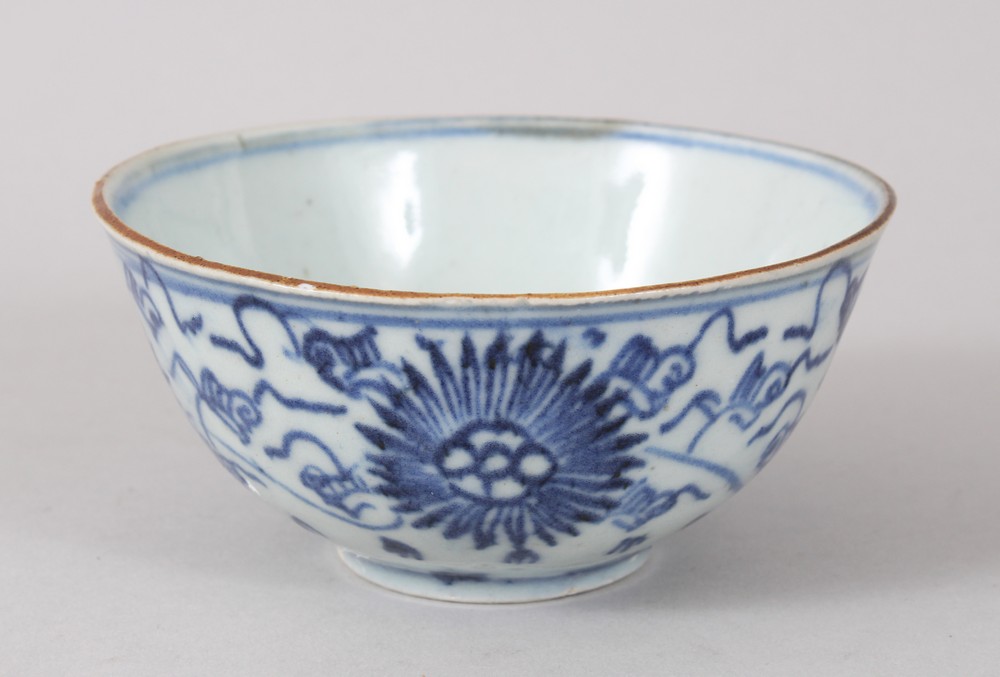 A CHINESE BLUE & WHITE MING DYNASTY PORCELAIN BOWL, the exterior decorated with formal floral