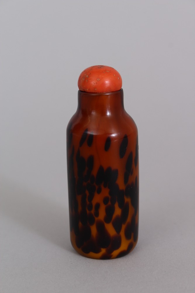 AN UNUSUAL 19TH CENTURY CHINESE AGATE STYLE GLASS SNUFF BOTTLE & CORAL STOPPER, 7.6cm high overall. - Bild 3 aus 6