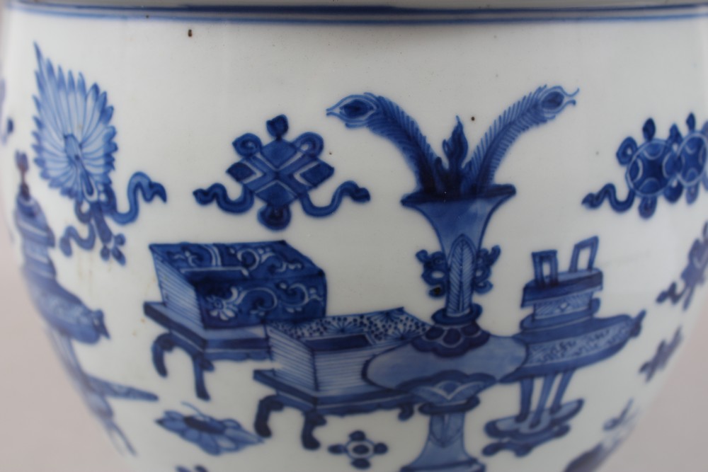 A GOOD 17th / 18TH CENTURY CHINESE KANGXI BLUE & WHITE PORCELAIN JARDINIERE, the body of the pot - Image 5 of 7