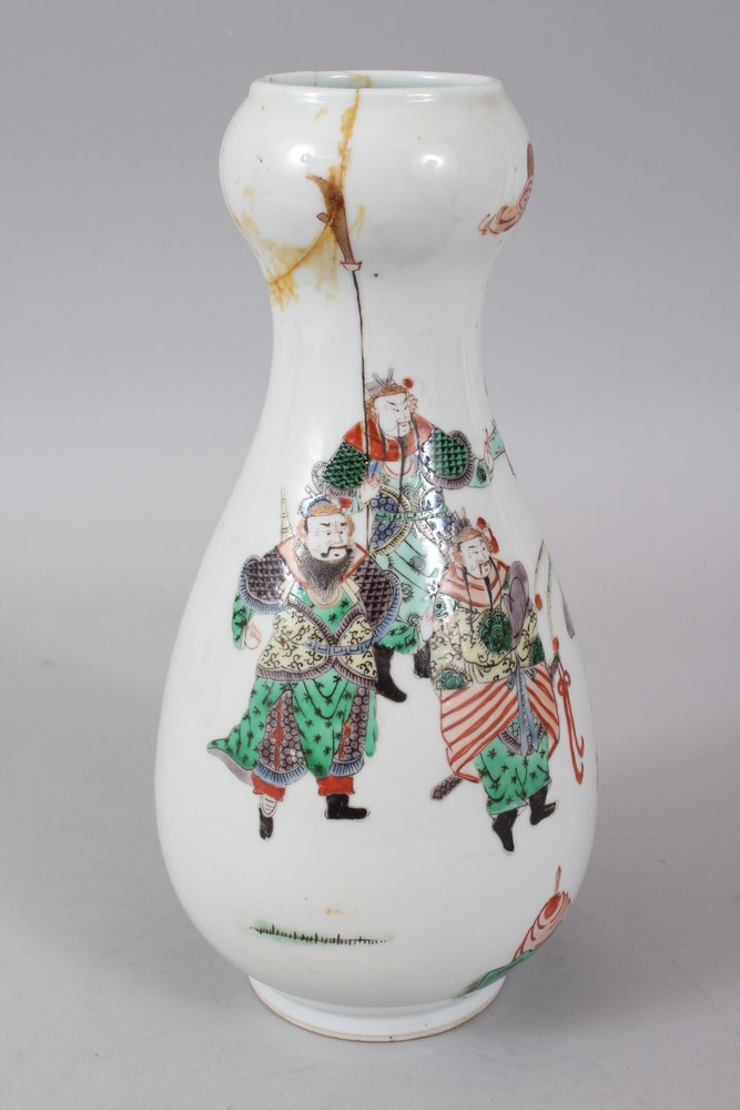A GOOD 18TH-19TH KANGXI CENTURY CHINESE FAMILLE VERTE PORCELAIN VASE, painted with warriors, one - Image 2 of 7