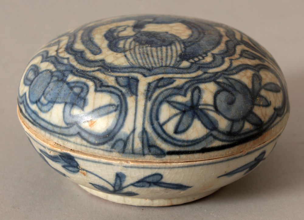 A CHINESE LATE MING DYNASTY WANLI PERIOD BLUE & WHITE SHIPWRECK PORCELAIN BOX & COVER. 11cm