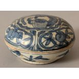 A CHINESE LATE MING DYNASTY WANLI PERIOD BLUE & WHITE SHIPWRECK PORCELAIN BOX & COVER. 11cm
