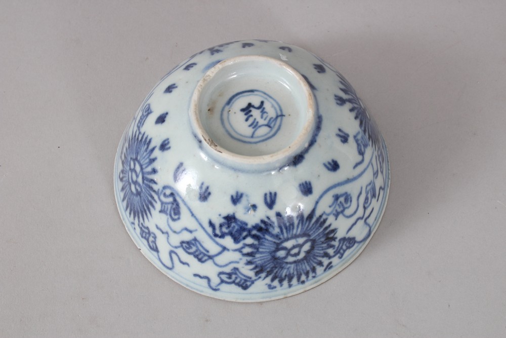 A CHINESE BLUE & WHITE MING DYNASTY PORCELAIN BOWL, the exterior decorated with formal floral - Image 4 of 6