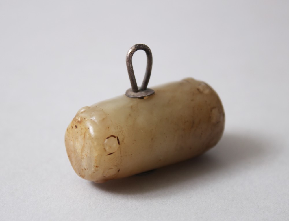 A 19TH CENTURY CHINESE CARVED JADE BARREL / PENDANT, the barrel with a white metal mount ,3.5cm