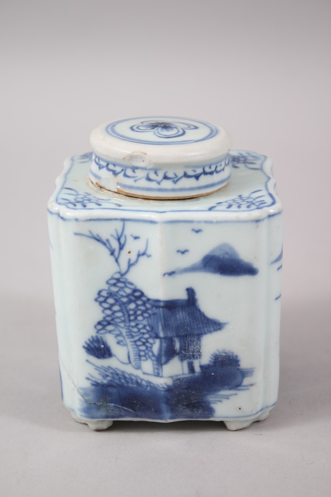 AN EARLY 18TH CENTURY CHINESE BLUE & WHITE PORCELAIN TEA CADDY & COVER, the body of the square - Image 3 of 5