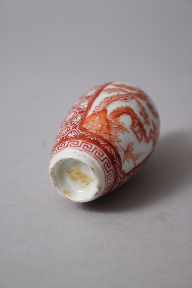 AN 18TH CENTURY CHINESE IRON RED PORCELAIN SNUFF BOTTLE, decorated in iron red to depict two - Bild 4 aus 4