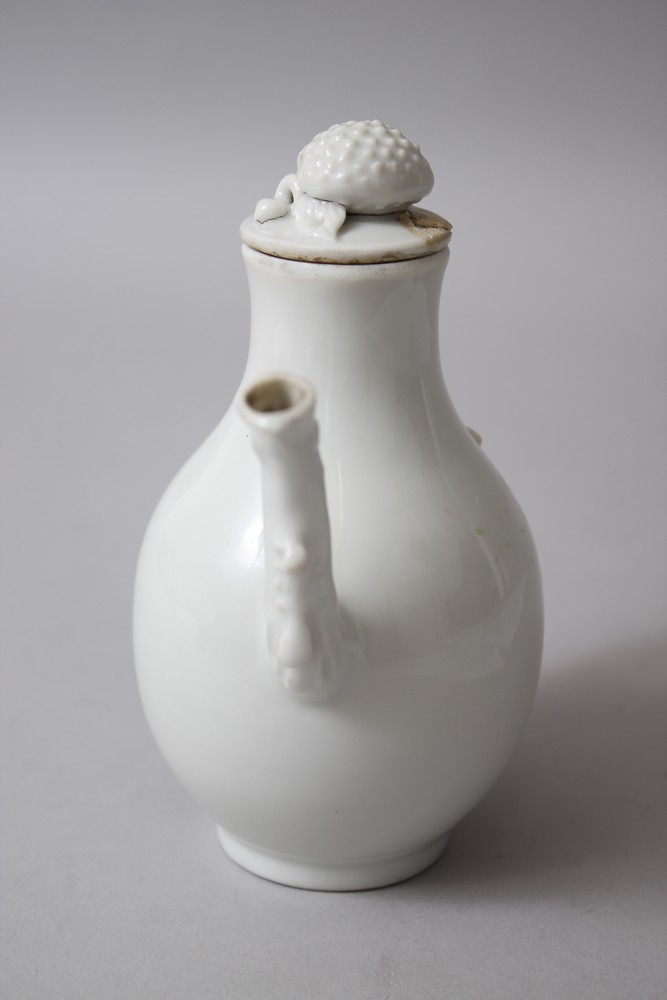 AN 18TH / 19TH CENTURY CHINESE EXPORT WHITE PORCELAIN JUG, the handle moulded in vine form, the - Image 4 of 5