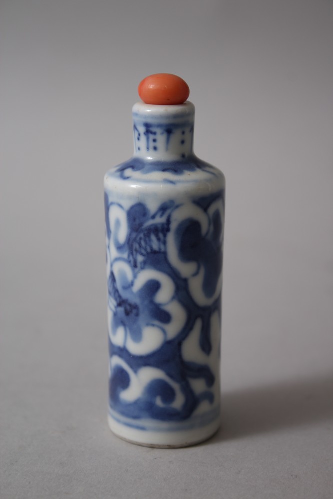 A 19TH CENTURY CHINESE BLUE & WHITE PORCELAIN SNUFF BOTTLE, the body decorated with scenes of an - Image 3 of 4