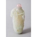 AN EARLY 20TH CENTURY CHINESE CARVED JADE SNUFF BOTTLE, carved in the form of a finger citron with
