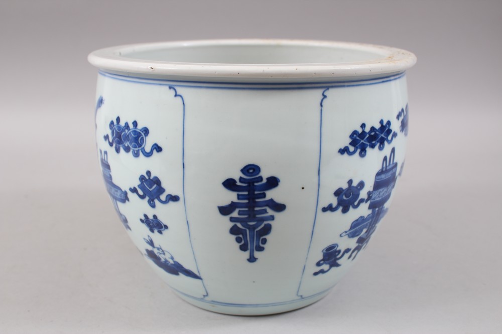 A GOOD 17th / 18TH CENTURY CHINESE KANGXI BLUE & WHITE PORCELAIN JARDINIERE, the body of the pot - Image 2 of 7
