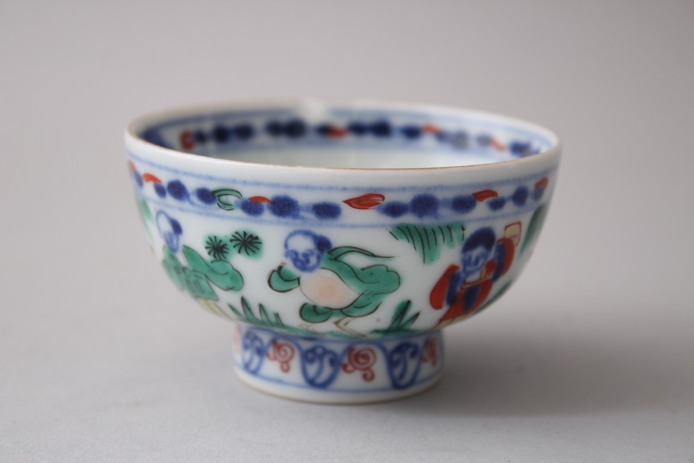 A 20TH CENTURY CHINESE WUCAI PORCELAIN BOWL, with coloured decoration of figures within - Image 3 of 6