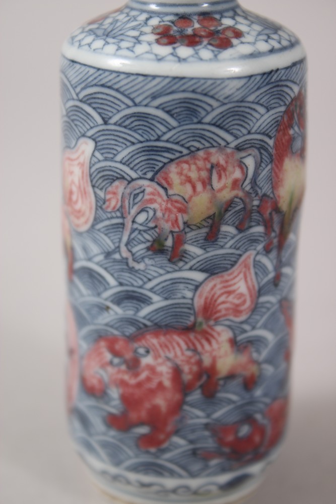 AN UNUSUAL 18TH CENTURY CHINESE BLUE & WHITE UNDERGLAZED RED PORCELAIN SNUFF BOTTLE, the body with - Bild 5 aus 7