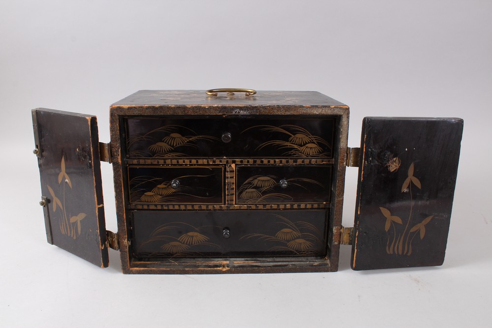 A JAPANESE EDO PERIOD LACQUER & SHIBAYAMA STYLE CHEST, the chest with inlaid abalone shell and - Image 3 of 4