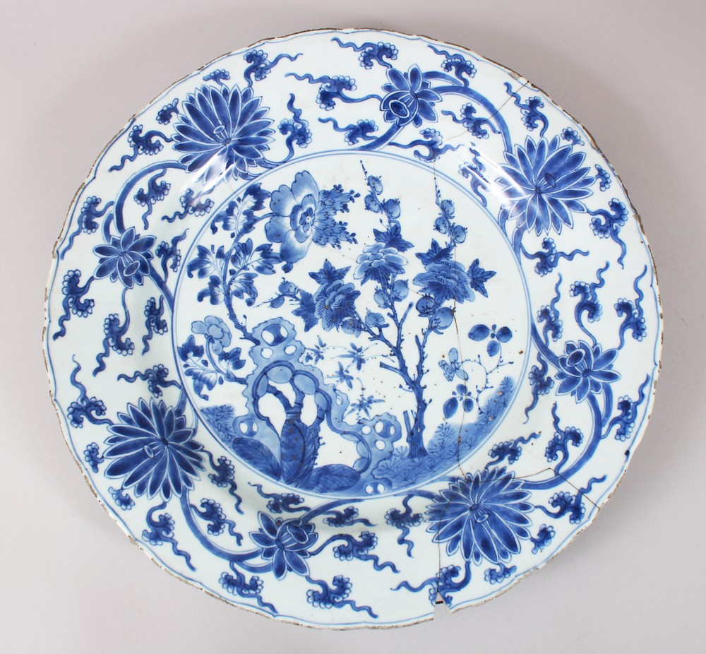 A CHINESE KANGXI BLUE & WHITE CHARGER, with floral decoration, 39cm diameter, (AF)