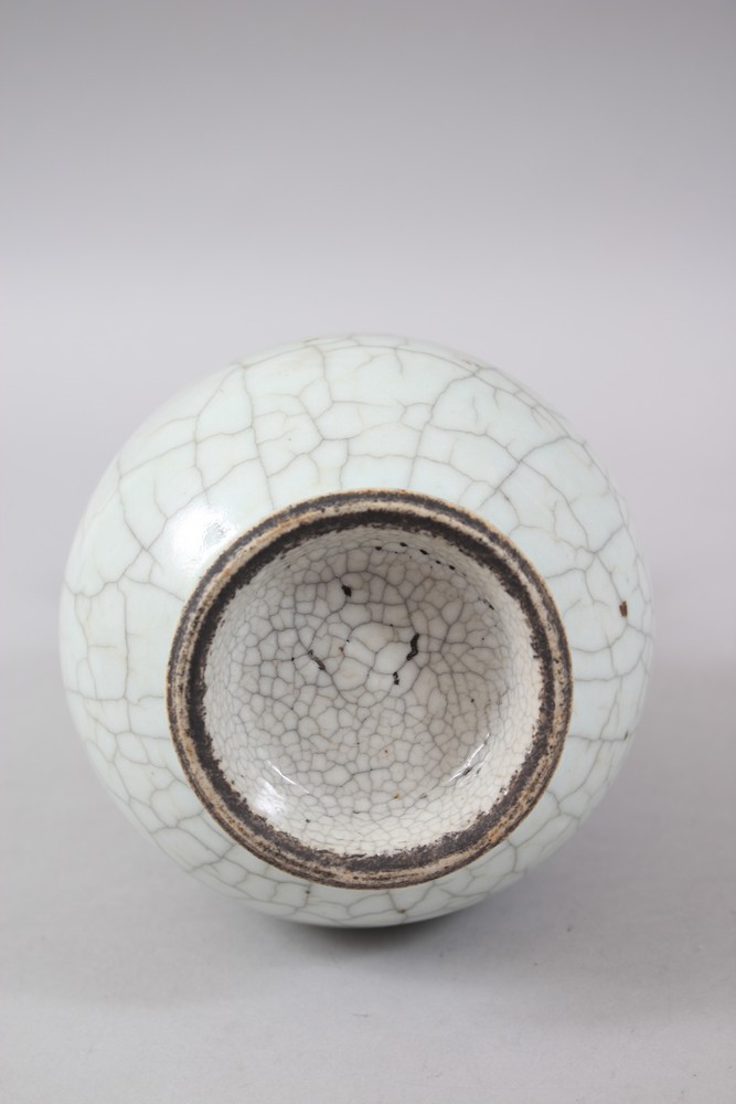 A 19TH CENTURY CHINESE GE WARE PORCELAIN CRACKLE GLAZE VASE, 19.5cm high x 11cm wide . - Image 3 of 3