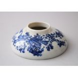 A 19TH CENTURY CHINESE BLUE & WHITE PORCELAIN CUP LID OR STAND, the base with a impressed four