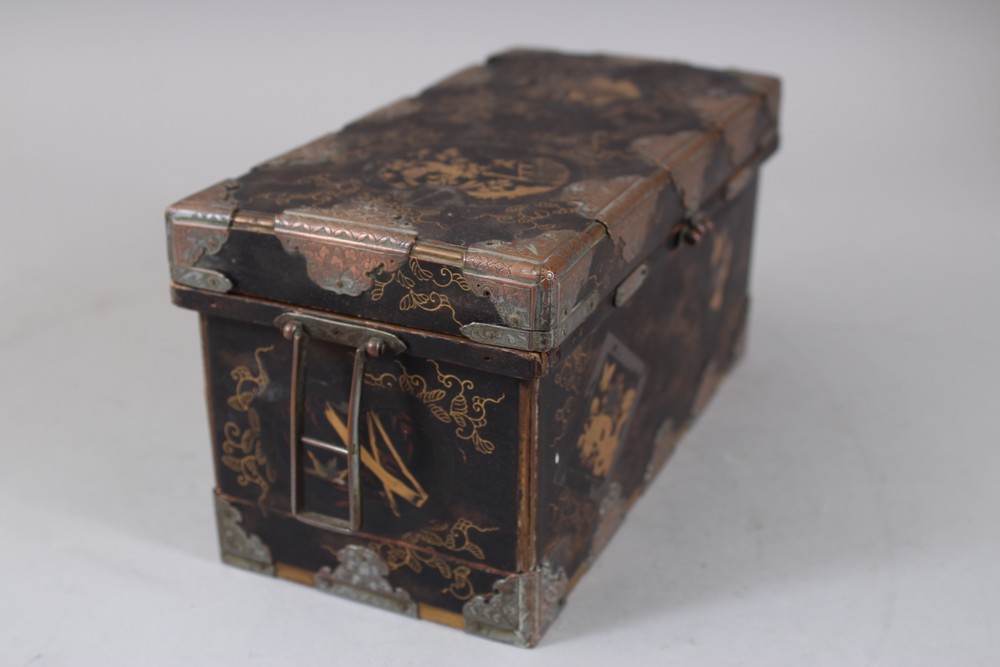 A JAPANESE LATE MEIJI PERIOD LACQUER LIDDED BOX, with a hinged lid, metal mounts, and decorated with - Image 3 of 4