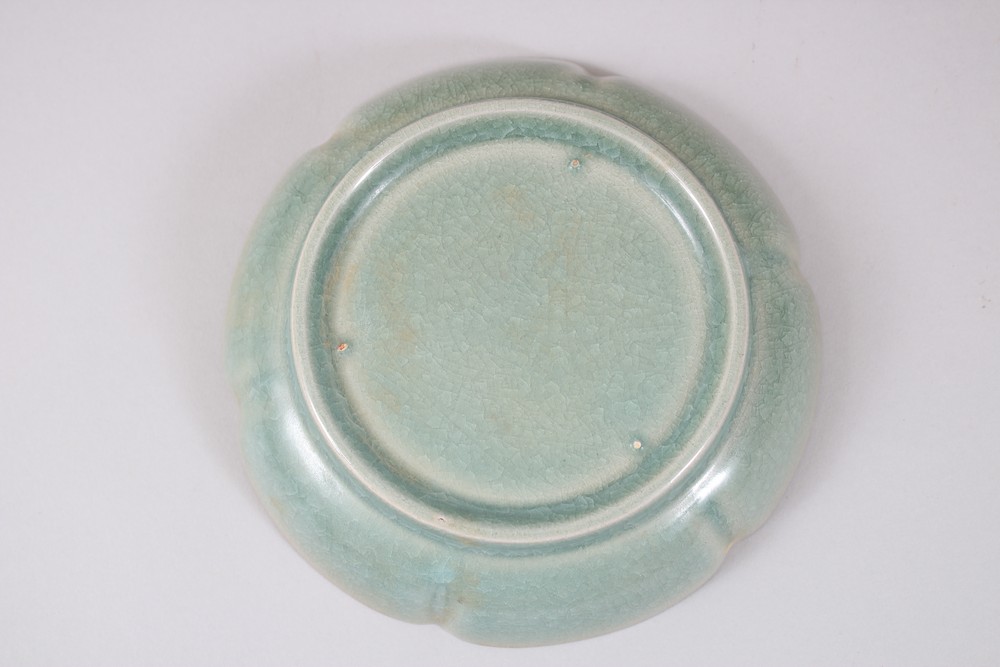 A GOOD CHINESE RU WARE CRACKLE GLAZED PORCELAIN DISH WITH CALLIGRAPHY, the scalloped edge dish - Image 4 of 4