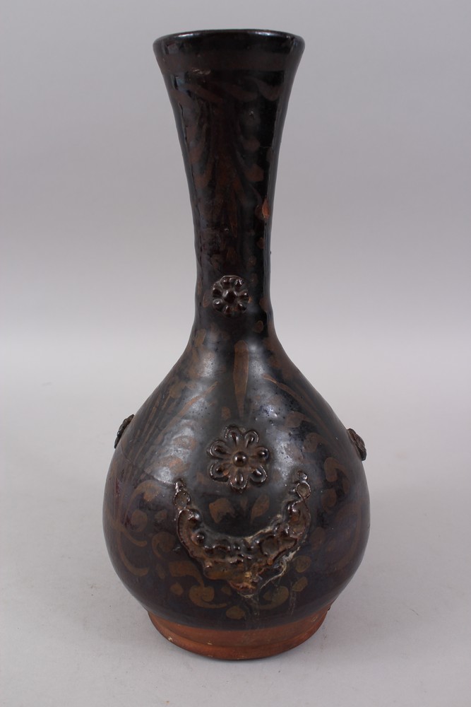 A 19TH CENTURY OTTOMAN TURKISH CANAKKALE BROWN GLAZED JUG, 33cm high. - Bild 2 aus 4