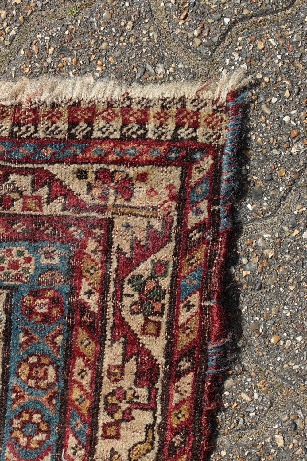 A LARGE OLD PERSIAN SHIRAZ RUG with three main diamond shaped motifs. 7ft 4ins x 4ft 8ins. - Image 7 of 10