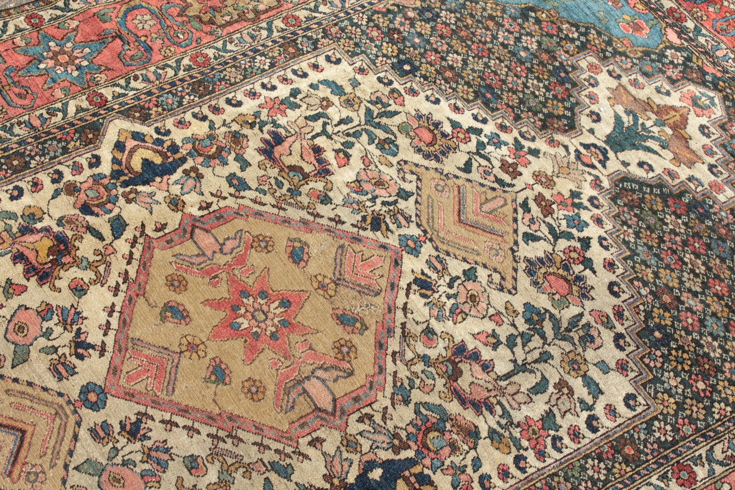 A FINE ANTIQUE SHAH ASHRAFI BAKHTIARI PERSIAN RUG with an allover patterb, central motif and smaller - Image 3 of 7