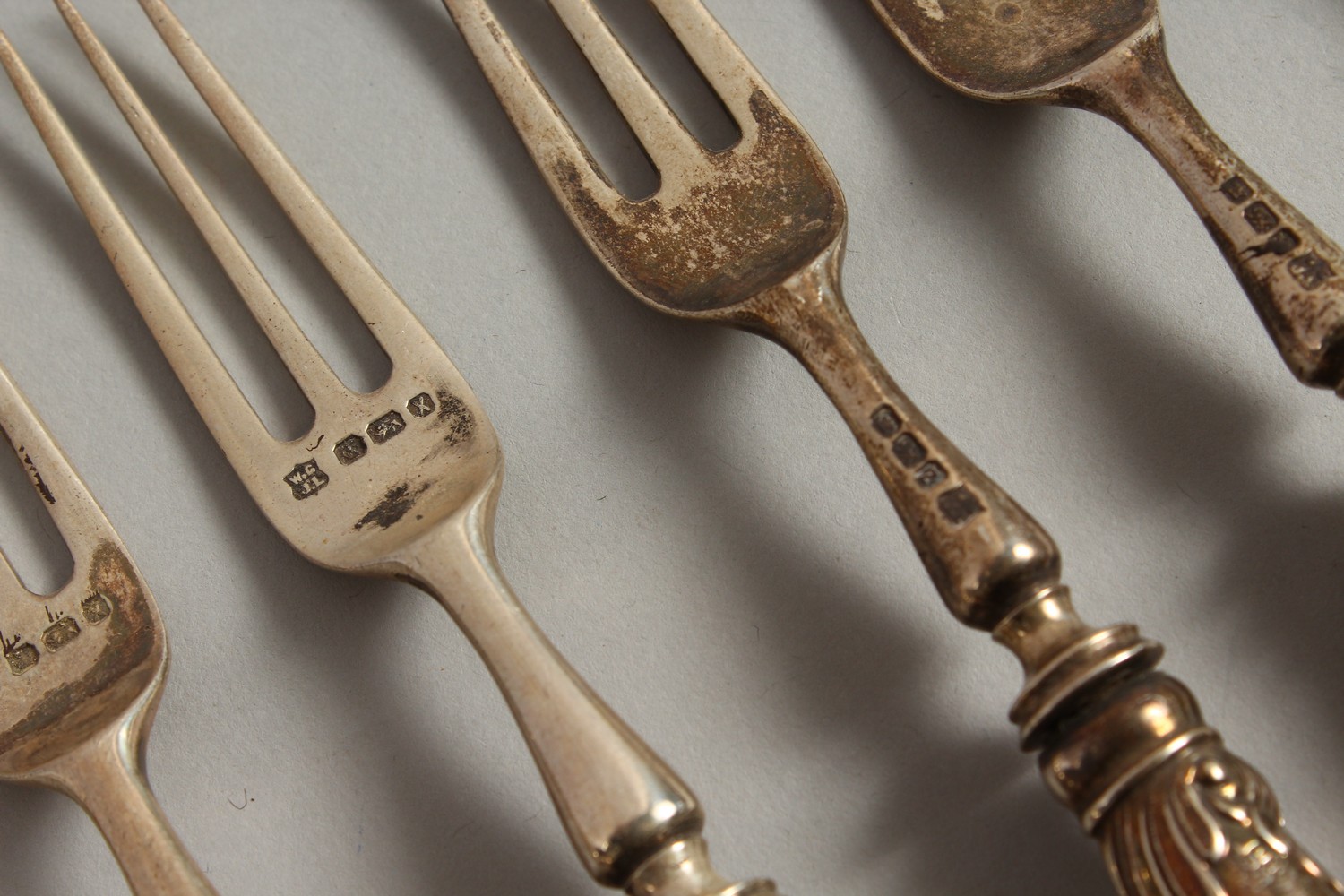 A SET OF TWELVE VICTORIAN PISTOL HANDLED KNIVES AND FORKS. Sheffield 1892. - Image 4 of 12