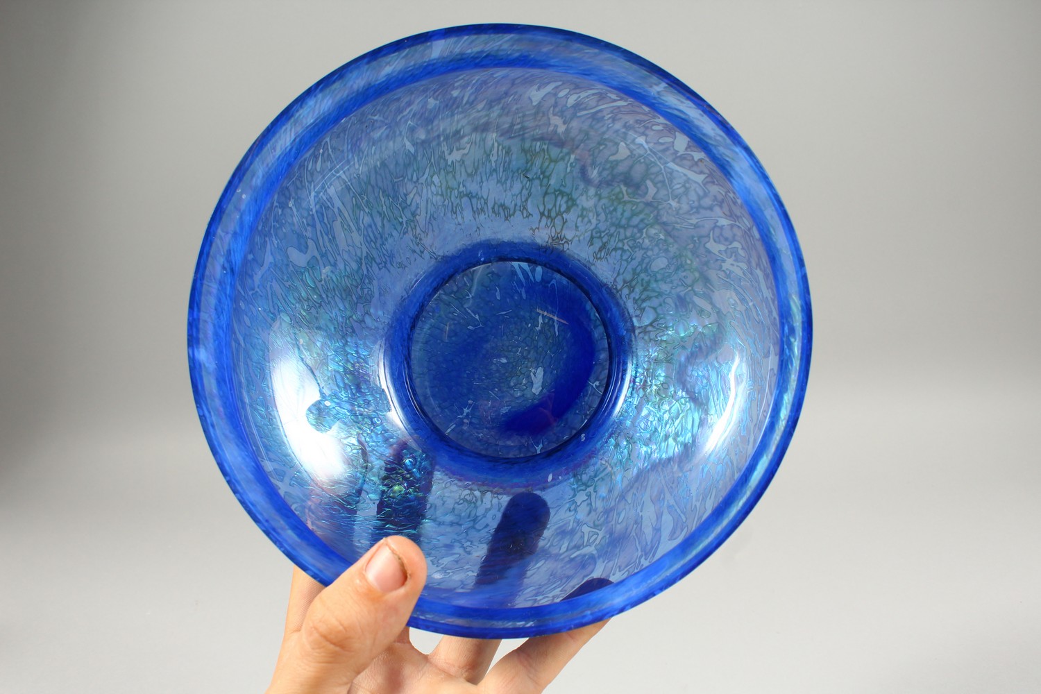 A VERY GOOD LOETZ TYPE BLUE AND GOLD SPECKLED CIRCULAR PEDESTAL BOWL. 20cms diameter x 11cms high. - Image 5 of 7