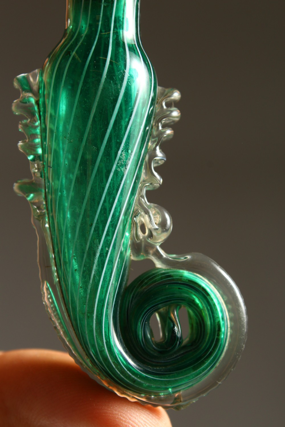 AN ITALIAN GREEN GLASS SPIRAL SHAPED SCENT BOTTLE with cork stopper. 7.5cms long. - Image 3 of 7