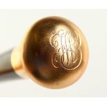 AN EARLY 20TH CENTURY WALKING STICK, with 9ct gold top engraved with initials and dated Dec. 2nd