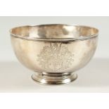 A SUPERB GEORGE II IRISH CIRCULAR PEDESTAL BOWL. 6.5ins diameter x 3.5ins high with crest. Dublin