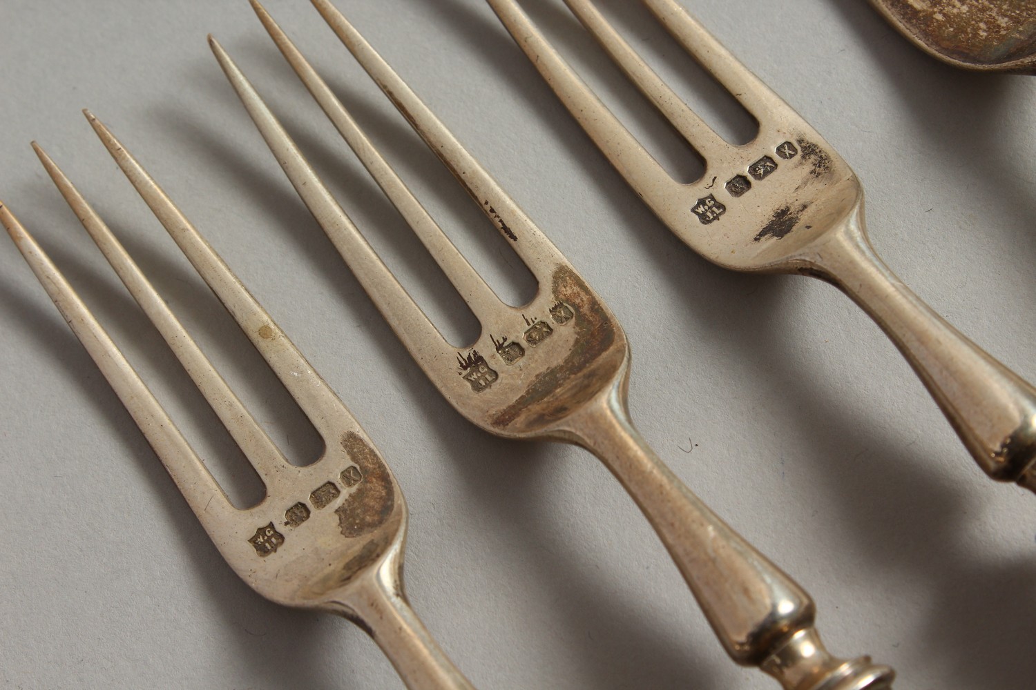 A SET OF TWELVE VICTORIAN PISTOL HANDLED KNIVES AND FORKS. Sheffield 1892. - Image 3 of 12