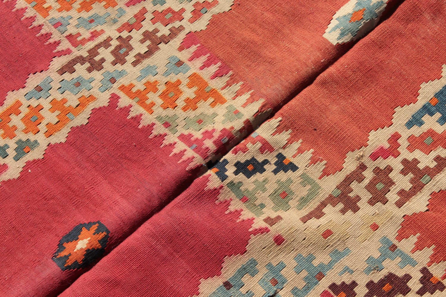 A PERSIAN QASHQAI KILIM. 16ft x 9ft 4ins. - Image 2 of 9